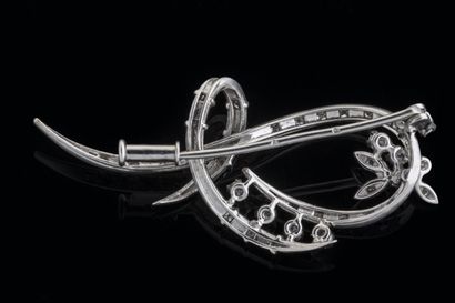 Broche volutes sertie de diamants de taille...