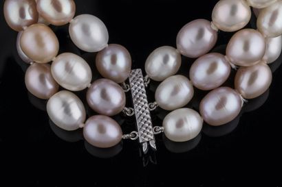 Three-row bracelet with tinted mother-of-pearl...