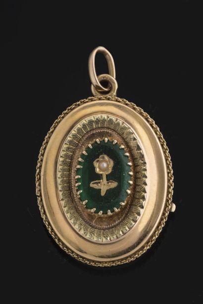 Opening souvenir pendant in yellow gold (750...