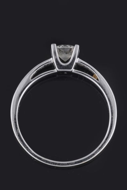 Bague solitaire en or gris (750 millièmes)...