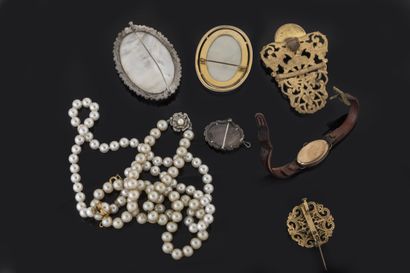 Lot de bijoux fantaisie : broches dont deux...