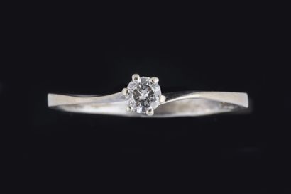 Solitaire ring in white gold (750 thousandths)...