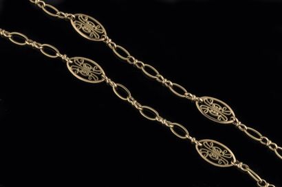 Long collier sautoir filigrané en or jaune...
