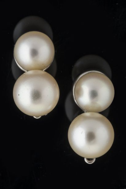 Paire de boucles dite clip d’oreilles ornée...