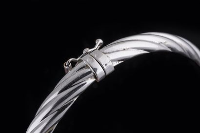 Bracelet jonc torsadé et ouvrant en or gris...
