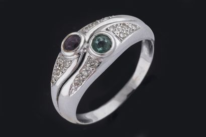 Bague jonc ornée d’une émeraude et d’un rubis...