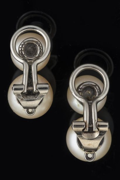 Paire de boucles dite clip d’oreilles ornée...