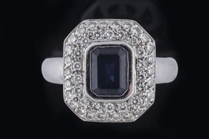 Rectangular cutaway ring in white gold (750...