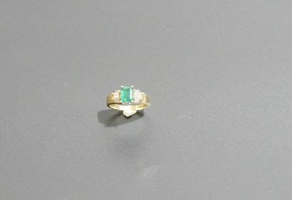 Bague centrée d’une émeraude rectangulaire...