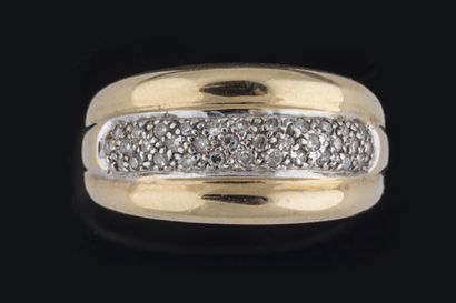 Bague jonc godronnée centrée d’un pavage...