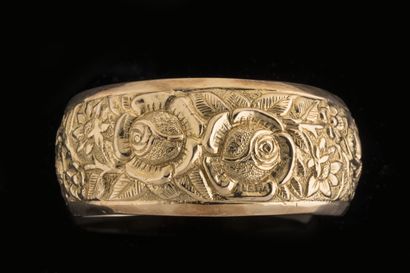 Large bracelet manchette ouvrant en or jaune...