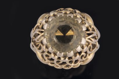 Yellow gold (750 thousandths) ring centered...