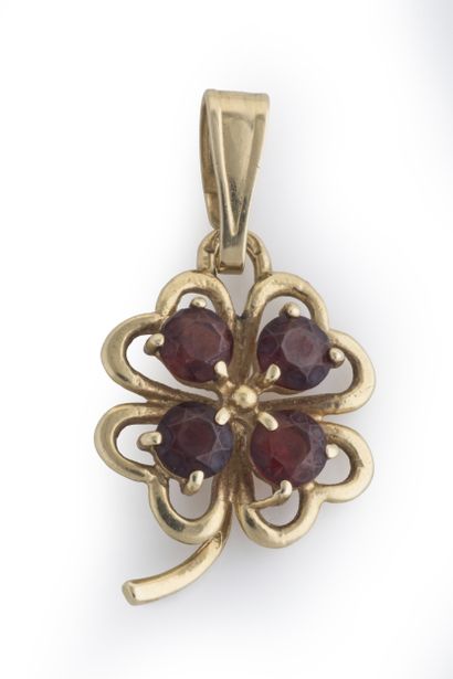 Yellow gold (750 thousandths) clover pendant...