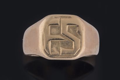 FS signet ring in yellow gold (750 thousandths)....