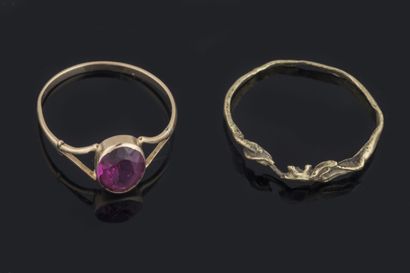 * 2 yellow gold (750 thousandths) rings,...