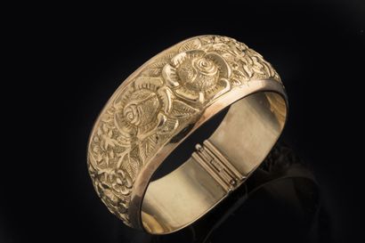 Large bracelet manchette ouvrant en or jaune...