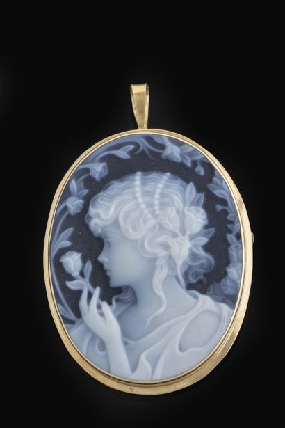 Oval brooch pendant decorated with a cameo...
