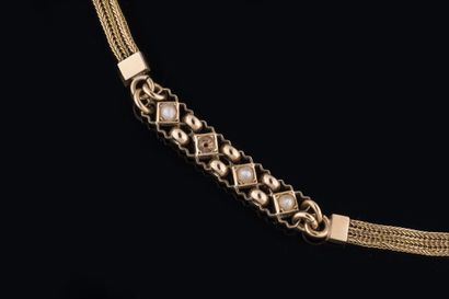 Collier composée de différentes mailles et...