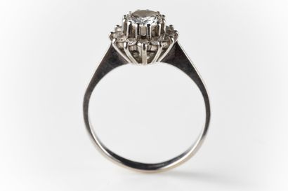 White gold (750 thousandths) ring set with...
