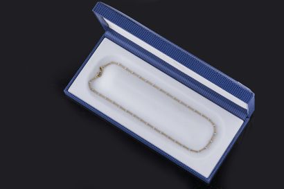 Fin collier à bâtonnets finition satiné alternés...