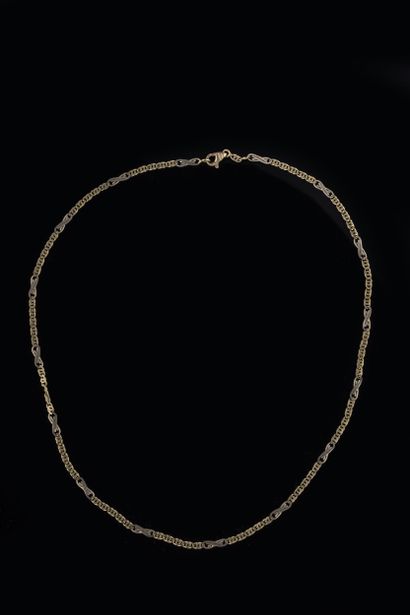 Collier orné de maillons en « huit » à deux...