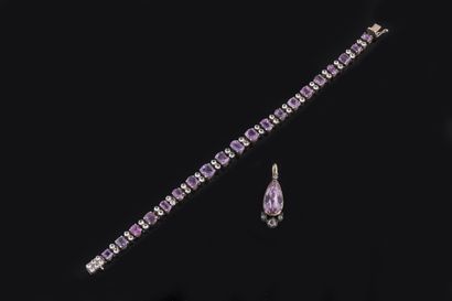 Deux bijoux : 
- Pendentif en goutte en argent...