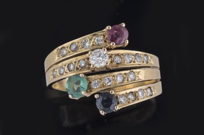 Bague centrée des quatre pierres précieuses...