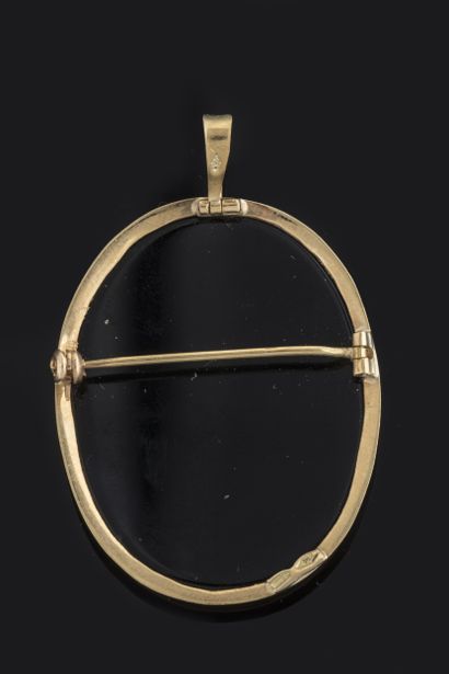 Oval brooch pendant decorated with a cameo...