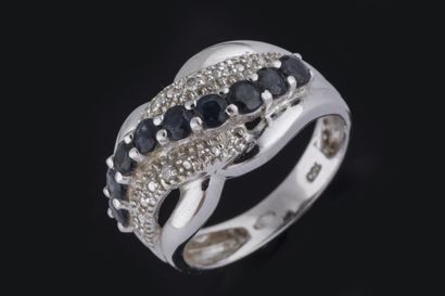 Bague jonc en or gris (750 millièmes) centrée...