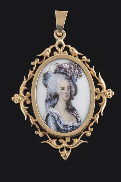 Pendentif centré d’une porcelaine à décor...