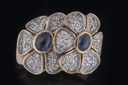 Large ring with two blossoming, curved flowers...