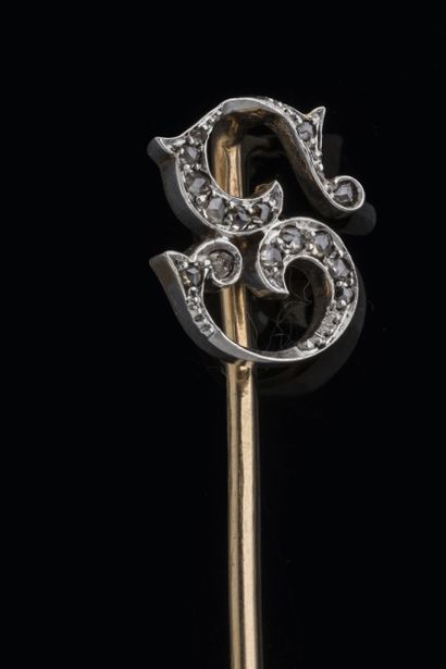 Monogrammed tie pin in platinum (850 thousandths)...