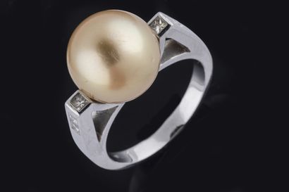 Ring centered on a yellow 