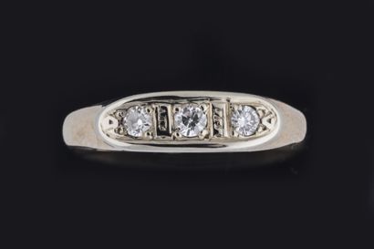 Cartouche-shaped ring set with 3 diamonds...