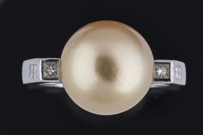 Ring centered on a yellow 