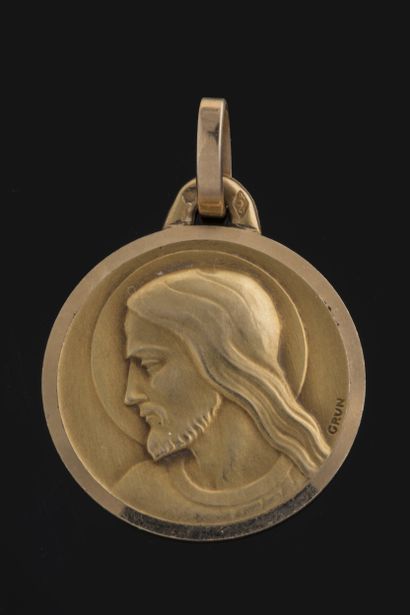 Round medal Christ profile in yellow gold...