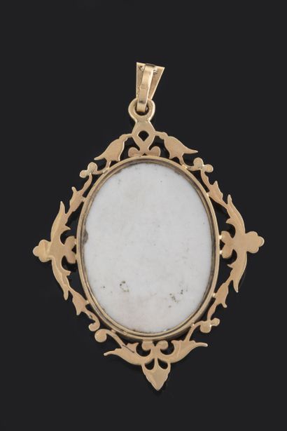 Pendentif centré d’une porcelaine à décor...
