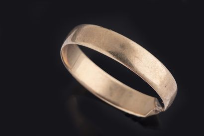 A yellow gold wedding band. 
B.P.: 2.8 g