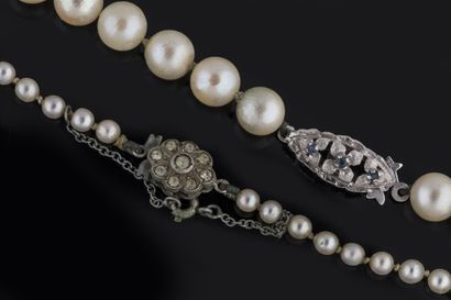 Deux colliers en perles de cultures blanches....