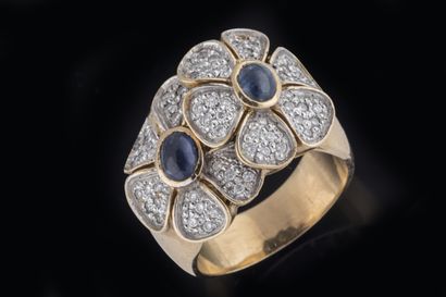 Large ring with two blossoming, curved flowers...