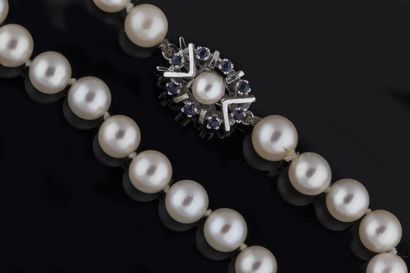 Bracelet of 22 white cultured pearls, approx....