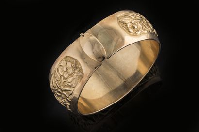 Large bracelet manchette ouvrant en or jaune...