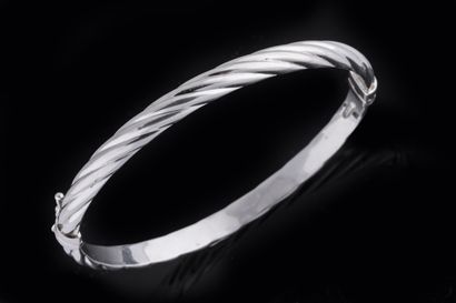 Bracelet jonc torsadé et ouvrant en or gris...