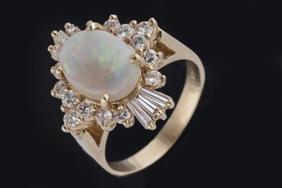 Bague centrée d’une opale cabochon dans une...