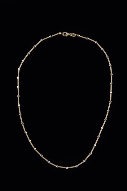 Fin collier à bâtonnets finition satiné alternés...