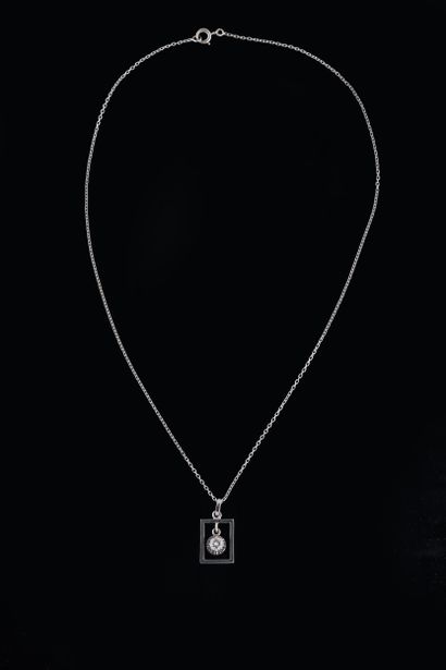 Set in white gold (750 thousandths) comprising:...