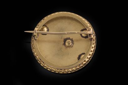 Round brooch in yellow gold (750 thousandths)...