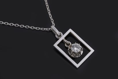 Set in white gold (750 thousandths) comprising:...