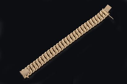 American curb chain bracelet in yellow gold...