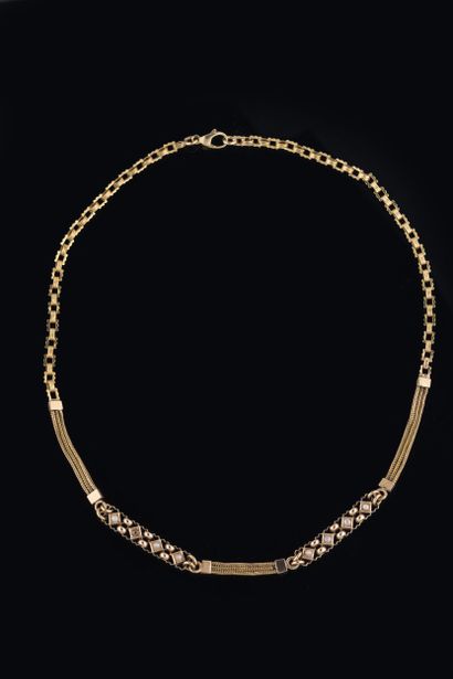 Collier composée de différentes mailles et...